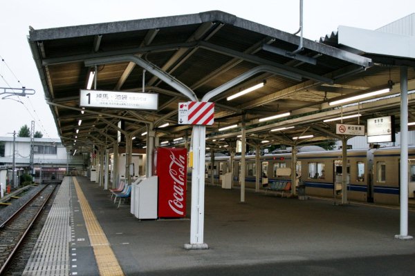 西武鉄道豊島線【豊島園駅】ホーム上屋古レール架構