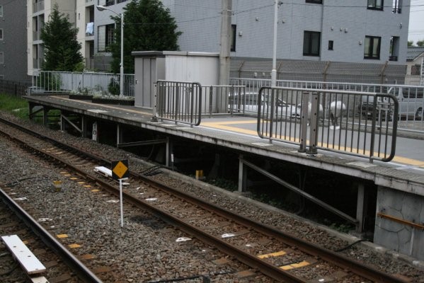 東京急行電鉄東急多摩川線【下丸子駅】古レール全景(ホーム下部構造)